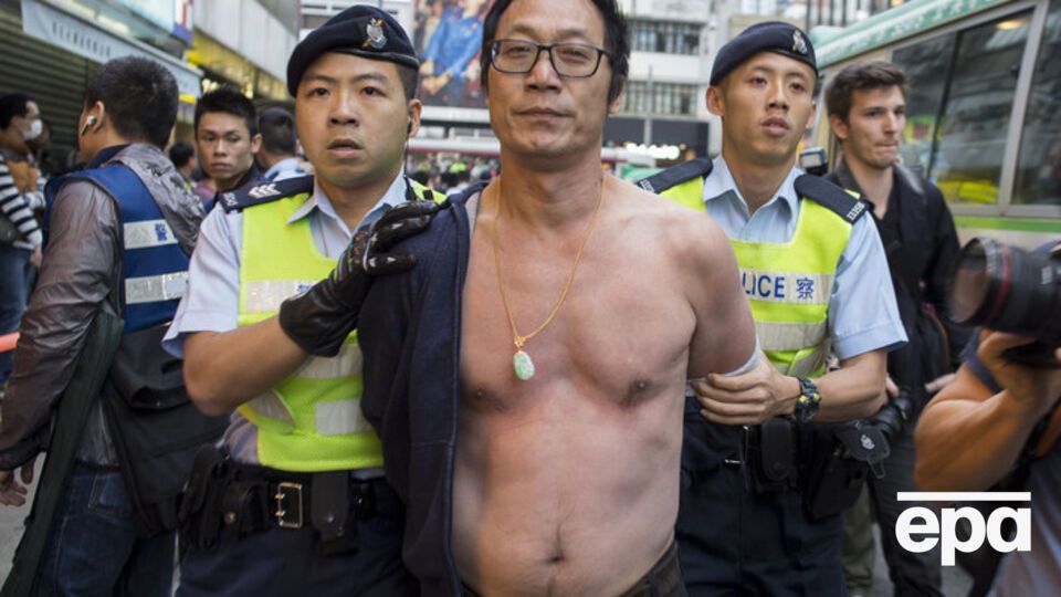 Полиция арестовала около 300 человек