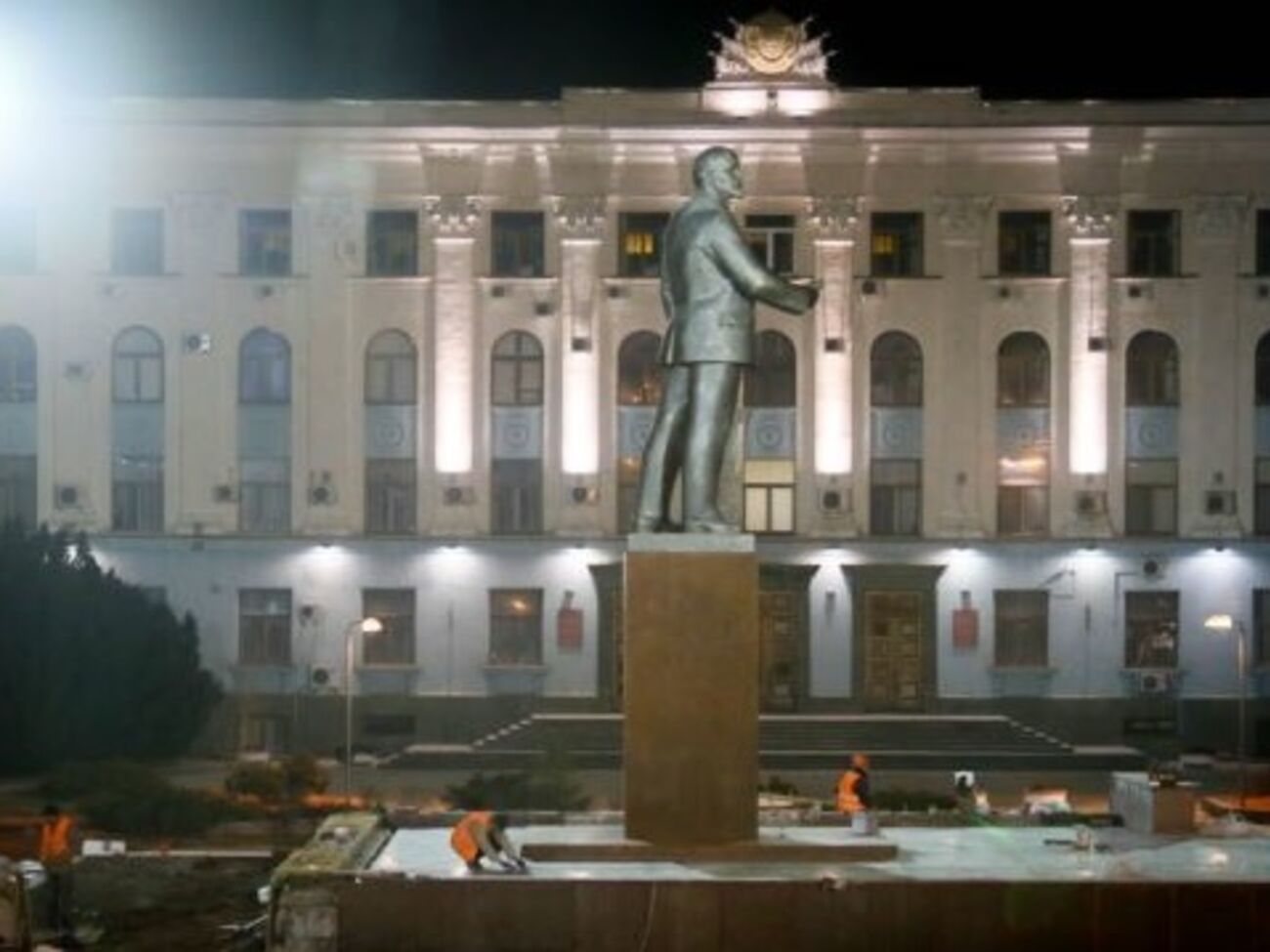 В Крыму перекрасили памятник Ленину