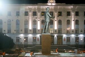 В Крыму перекрасили памятник Ленину