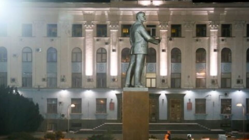 В Крыму перекрасили памятник Ленину