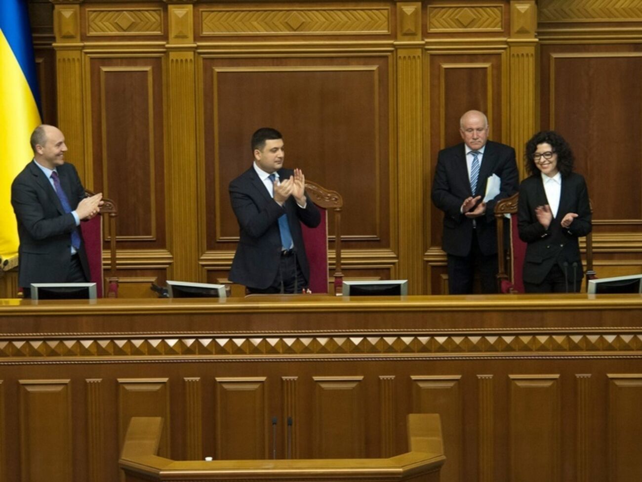 Владимир Гройсман (в центре) выступает за принятие кодекса поведения депутата