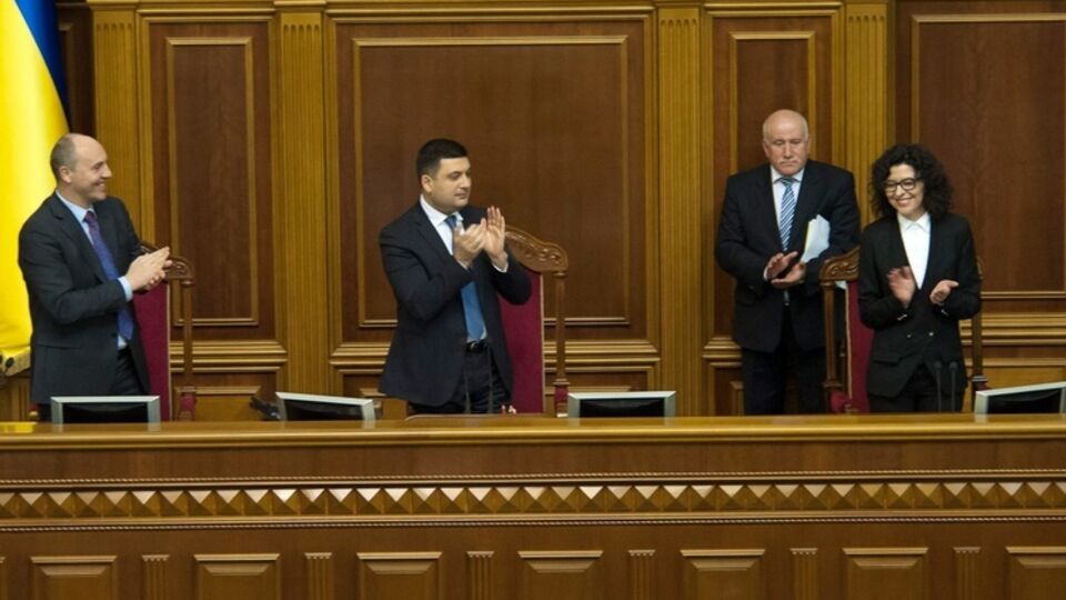 Владимир Гройсман (в центре) выступает за принятие кодекса поведения депутата