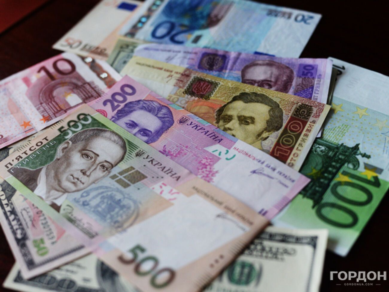 Нацбанк продолжает поднимать курс гривны