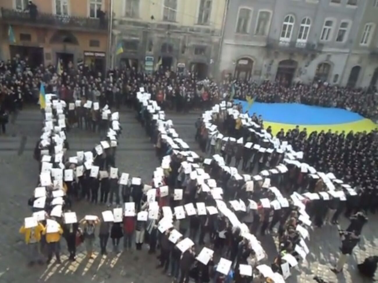 Более тысячи львовян исполнили гимн Украины возле ратуши. Видео
