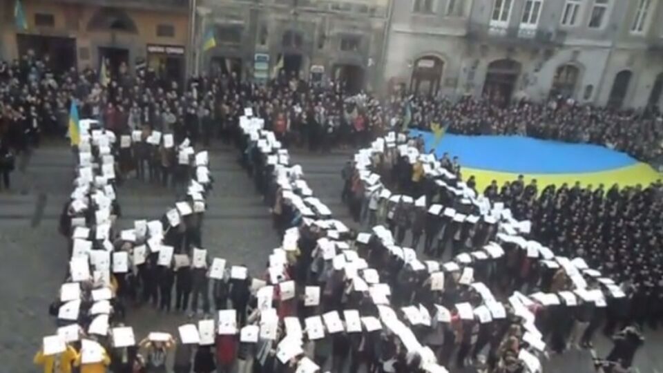 Более тысячи львовян исполнили гимн Украины возле ратуши. Видео