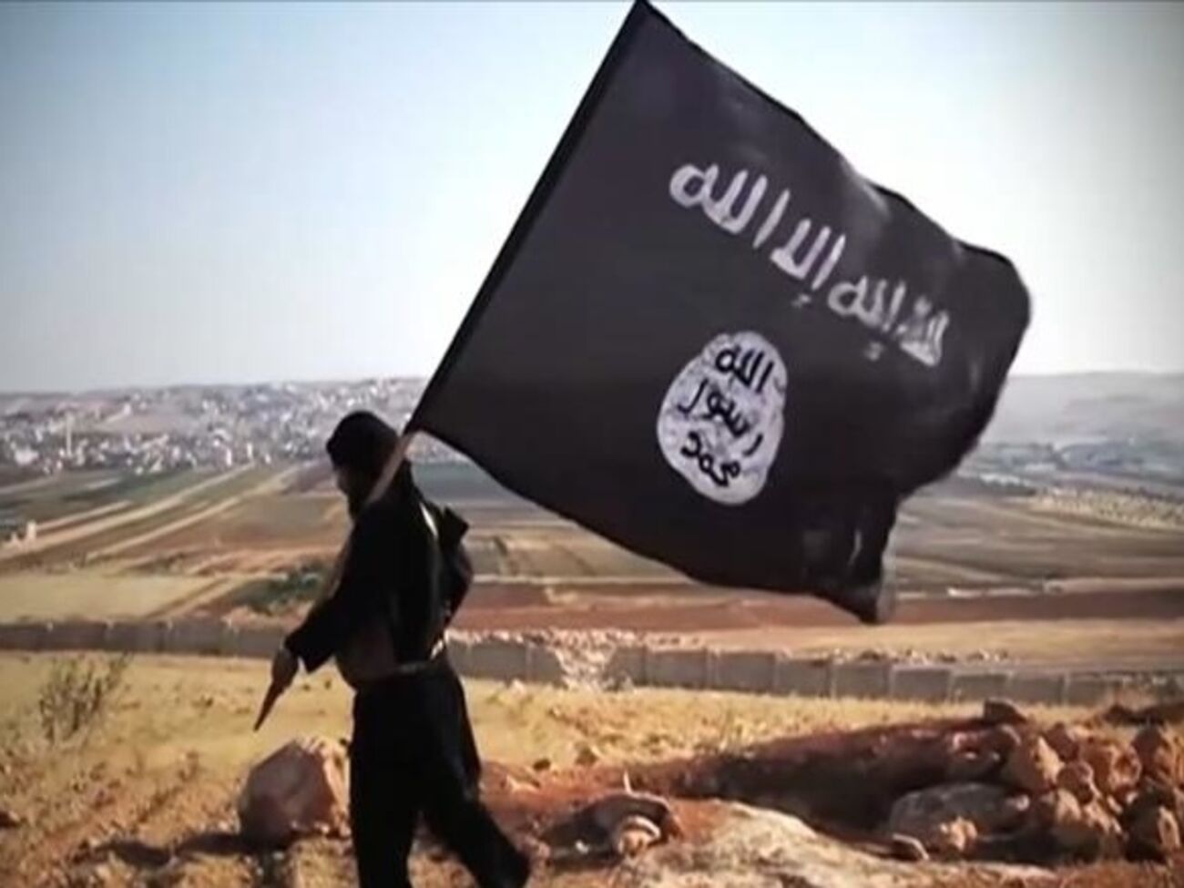 Из видеозаписи следует, что казнь совершил мальчик, которому на вид не более 12 лет