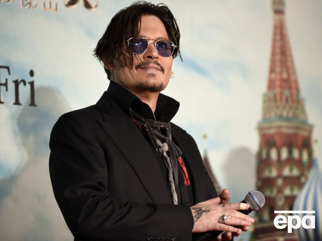 Депп повредил руку на съемках