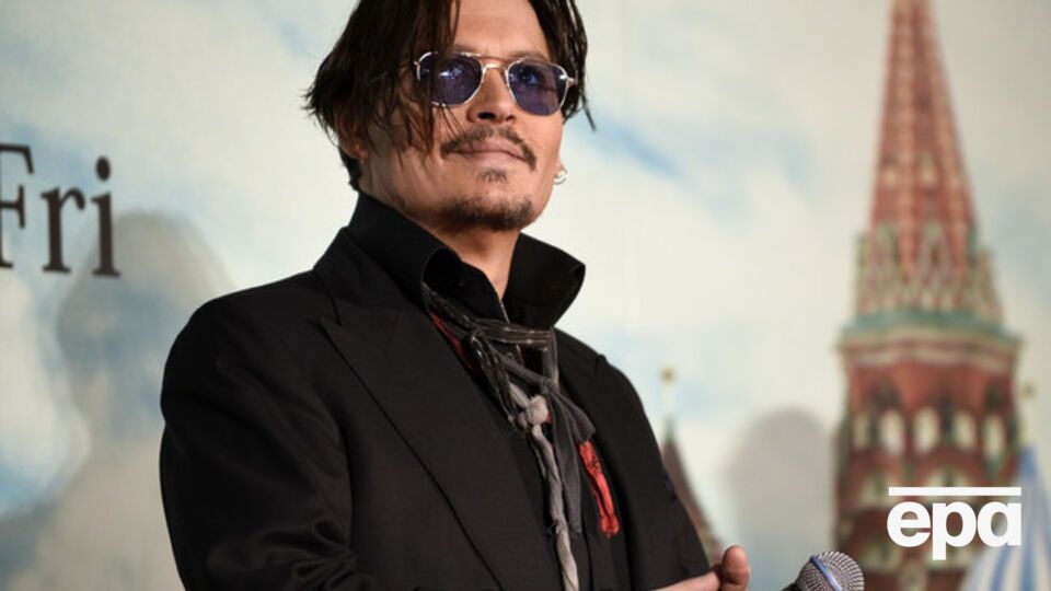 Депп повредил руку на съемках