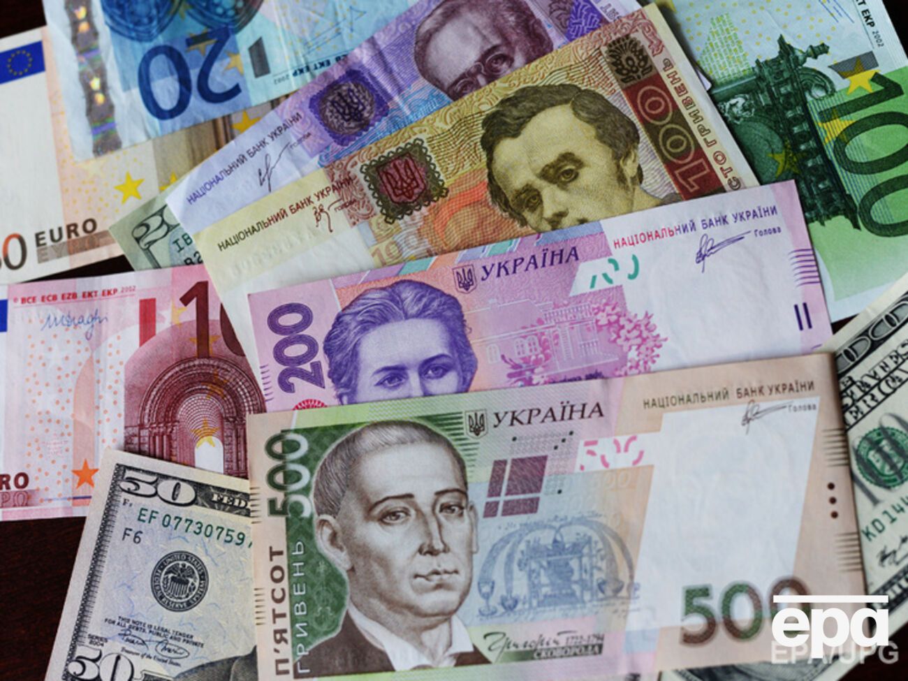 Нацбанк укрепил гривну