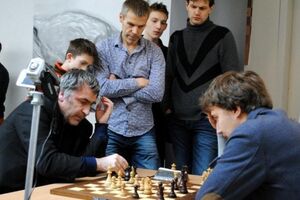 Шахматист Василий Иванчук играет с Сергеем Карякиным