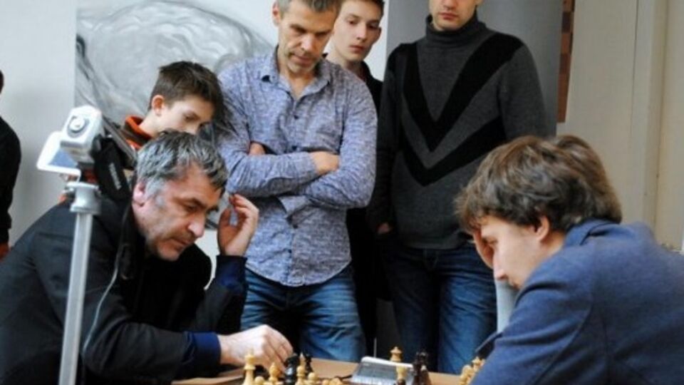 Шахматист Василий Иванчук играет с Сергеем Карякиным