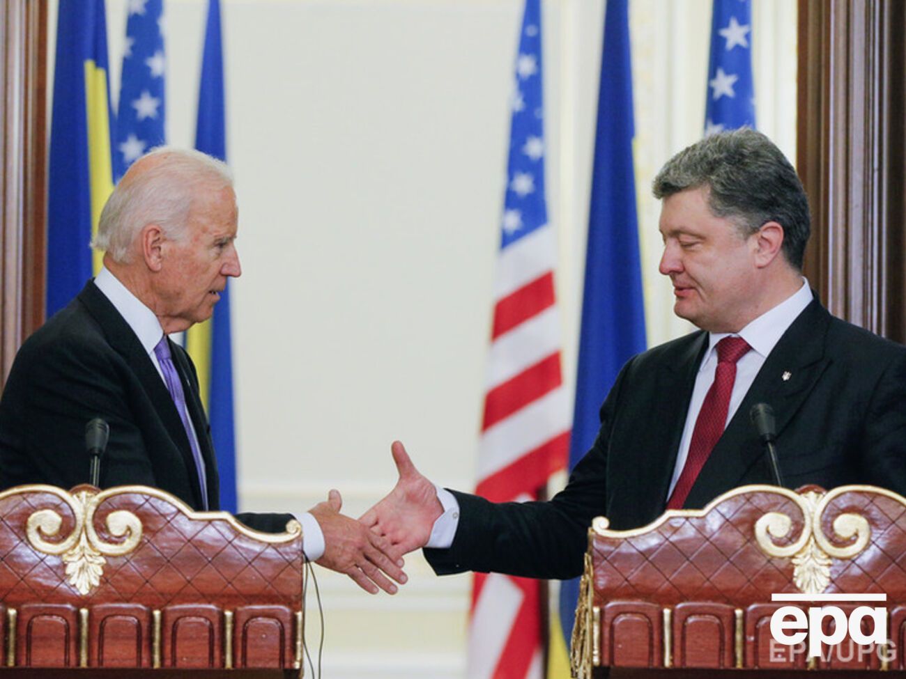 Порошенко поблагодарил Байдена за помощь США Украине