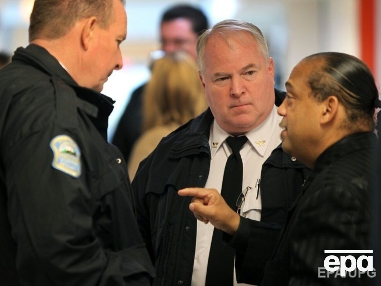 Руководитель полиции Фергюсона Томас Джексон (в центре) согласился покинуть пост