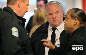 Руководитель полиции Фергюсона Томас Джексон (в центре) согласился покинуть пост