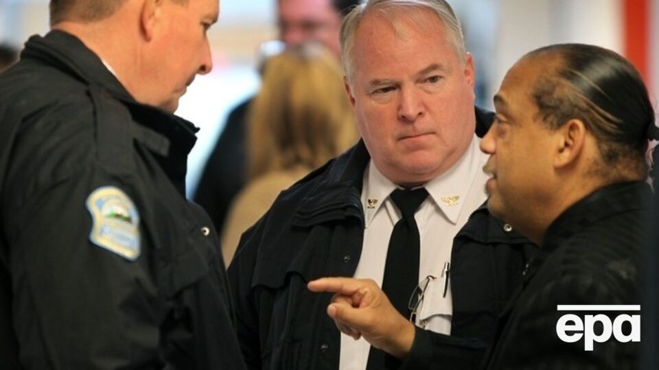 Руководитель полиции Фергюсона Томас Джексон (в центре) согласился покинуть пост