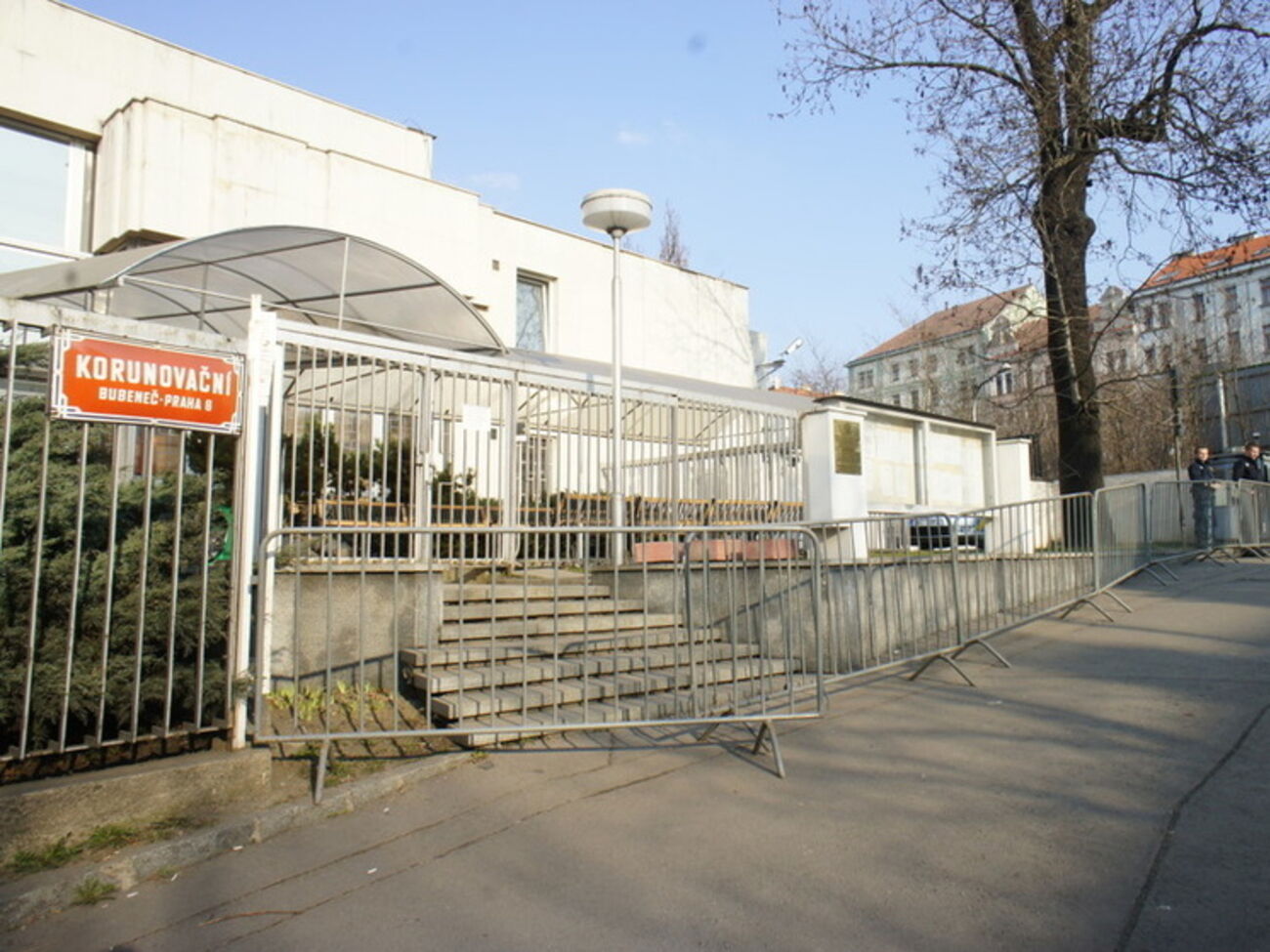 В российском посольстве в Чехии резко увеличилось количество сотрудников