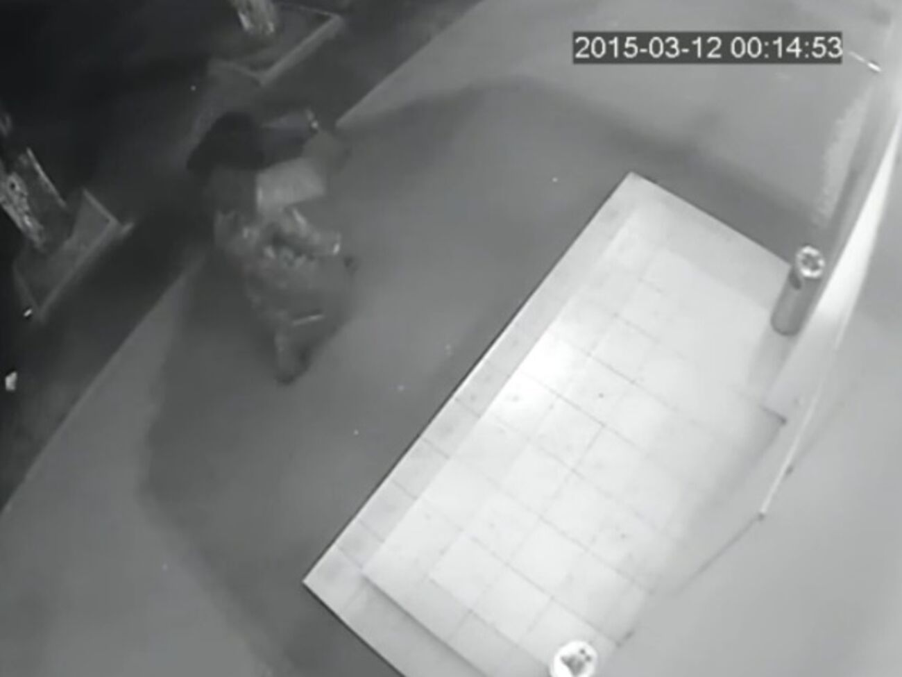 Камеры наблюдения зафиксировали момент заложения взрывчатки возле офиса "Самопомочі" в Одессе. Видео