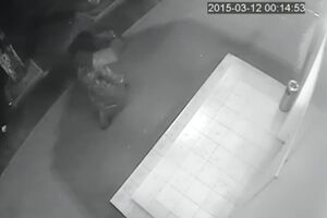 Камеры наблюдения зафиксировали момент заложения взрывчатки возле офиса "Самопомочі" в Одессе. Видео