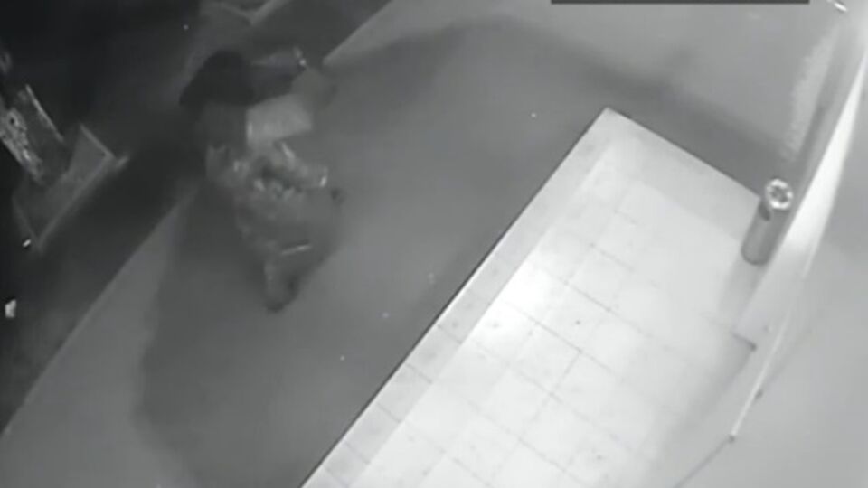 Камеры наблюдения зафиксировали момент заложения взрывчатки возле офиса "Самопомочі" в Одессе. Видео