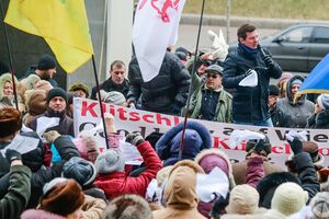 Во главе с мэром Киева Виталием Кличко жители столицы планируют организованно пройти маршем от КГГА к зданию Кабинета Министров Украины и к зданию Национального банка Украины