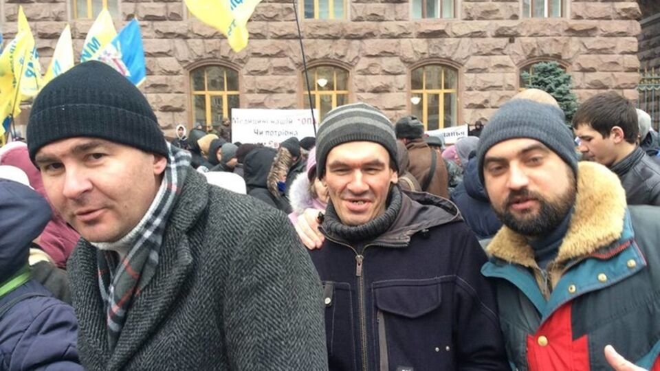 Под КГГА митинг за 100 гривен