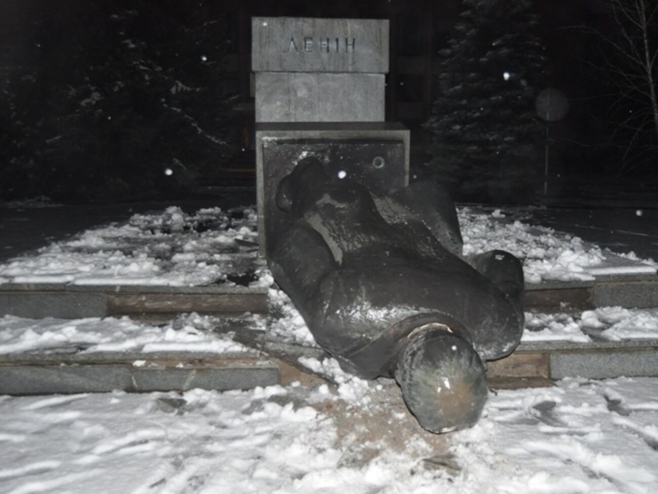 В ночь на 13 марта неизвестные снесли четыре памятника Ленину