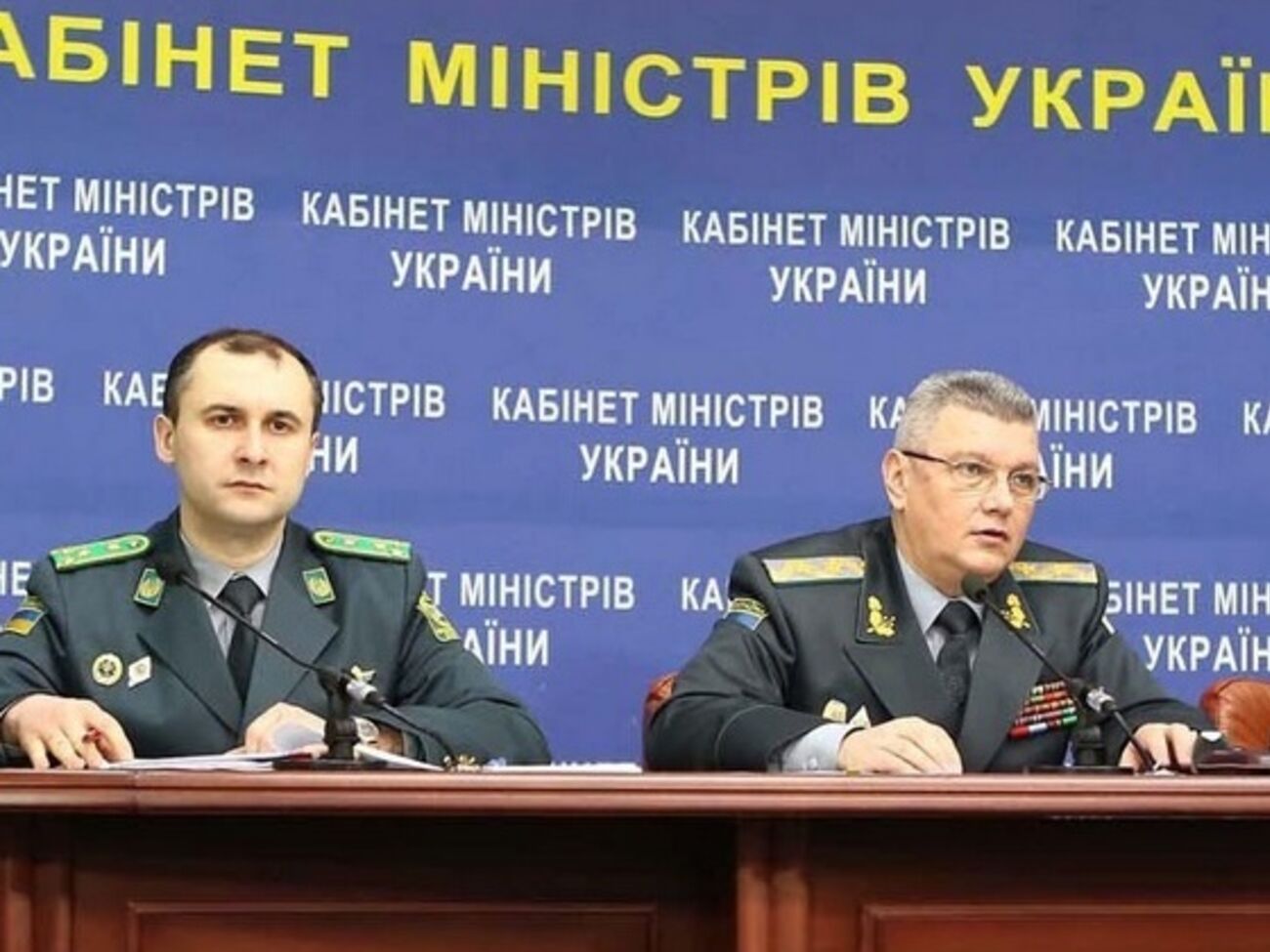 Виктор Назаренко (справа) сообщил, что постепенно от бумажных пропусков для въезда и выезда из зоны АТО будут отказываться