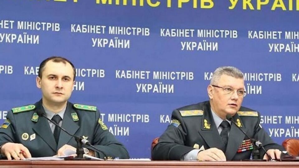 Виктор Назаренко (справа) сообщил, что постепенно от бумажных пропусков для въезда и выезда из зоны АТО будут отказываться