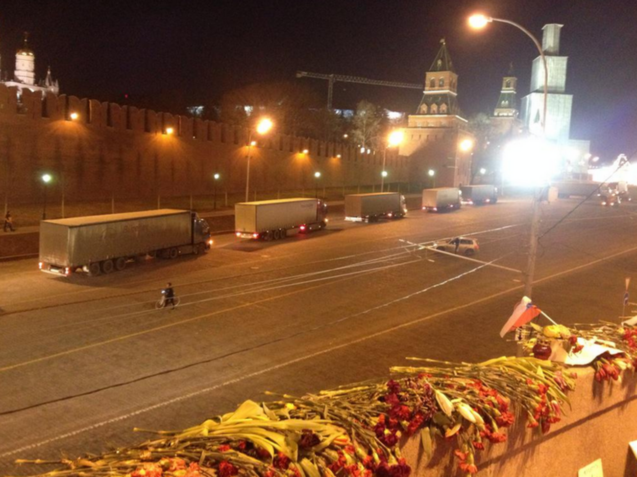 Вечером у Кремля заметили колонну фур непонятного назначения