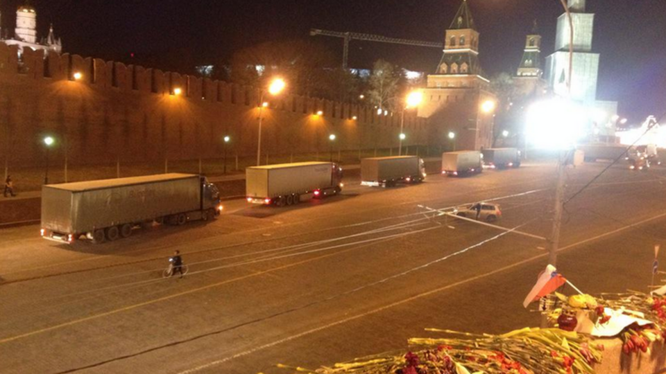 Вечером у Кремля заметили колонну фур непонятного назначения