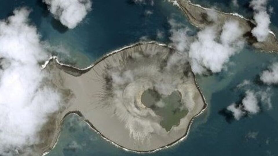 Ученые предупреждают, что новый остров очень неустойчив и может быть опасным для посетителей