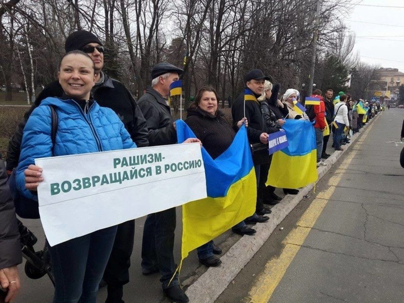 Мариупольцы выстроились в живую цепь