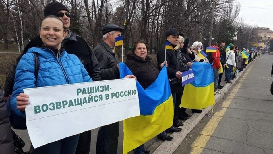 Мариупольцы выстроились в живую цепь