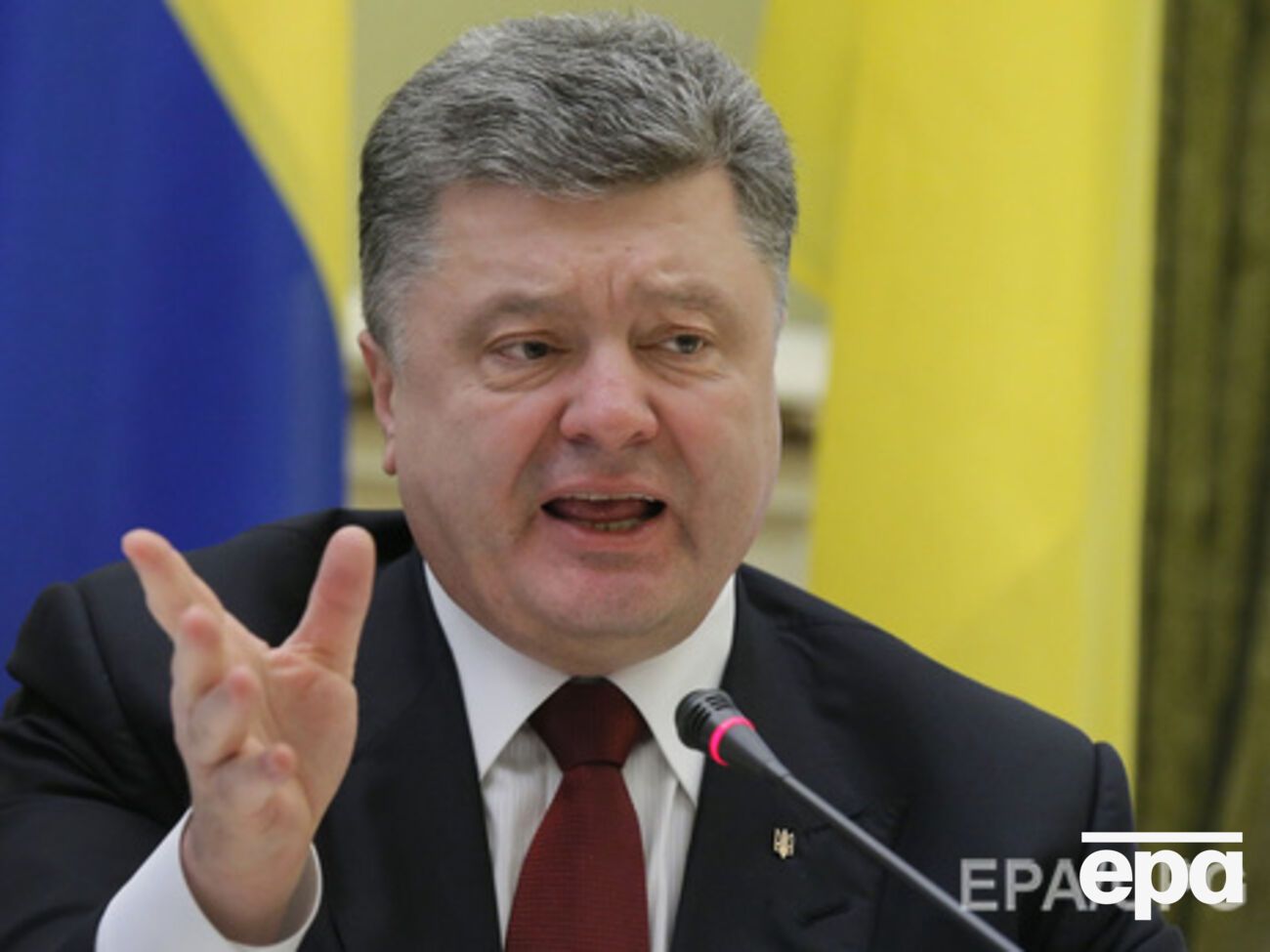 Порошенко заявил, что волонтеры эффективно работают в Минобороны