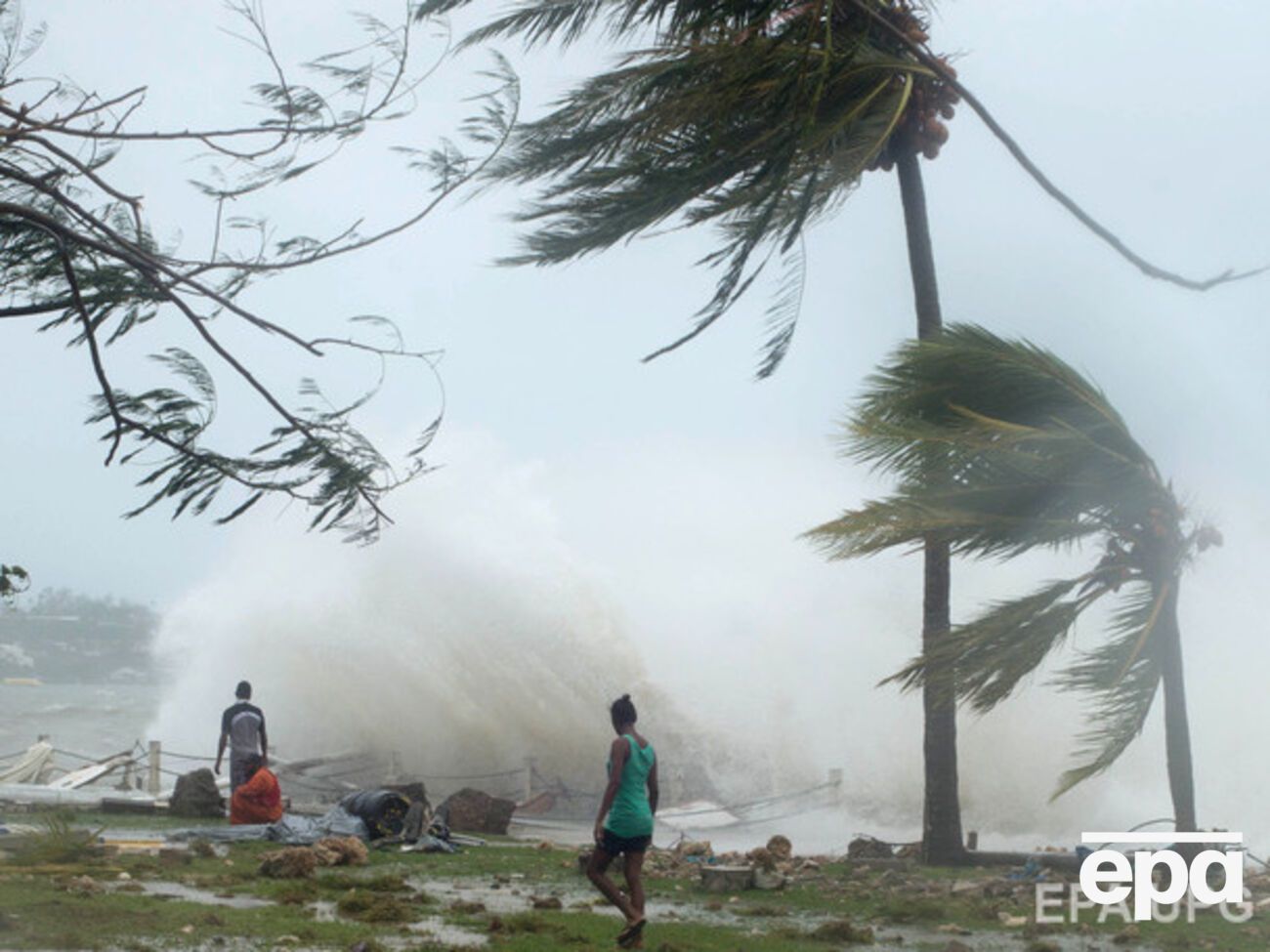 У побережья волны достигают восьмиметровой высоты