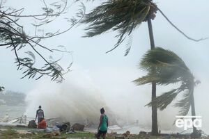 У побережья волны достигают восьмиметровой высоты