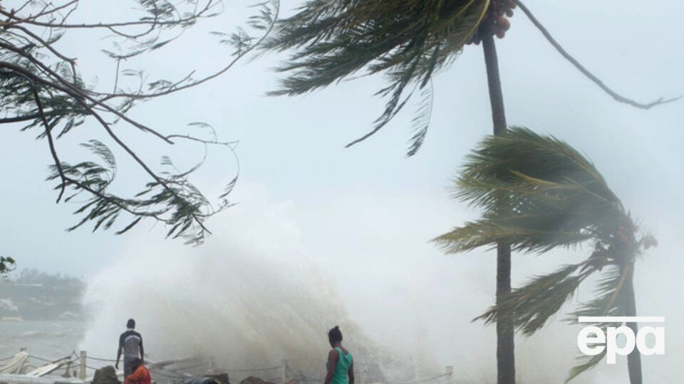 У побережья волны достигают восьмиметровой высоты