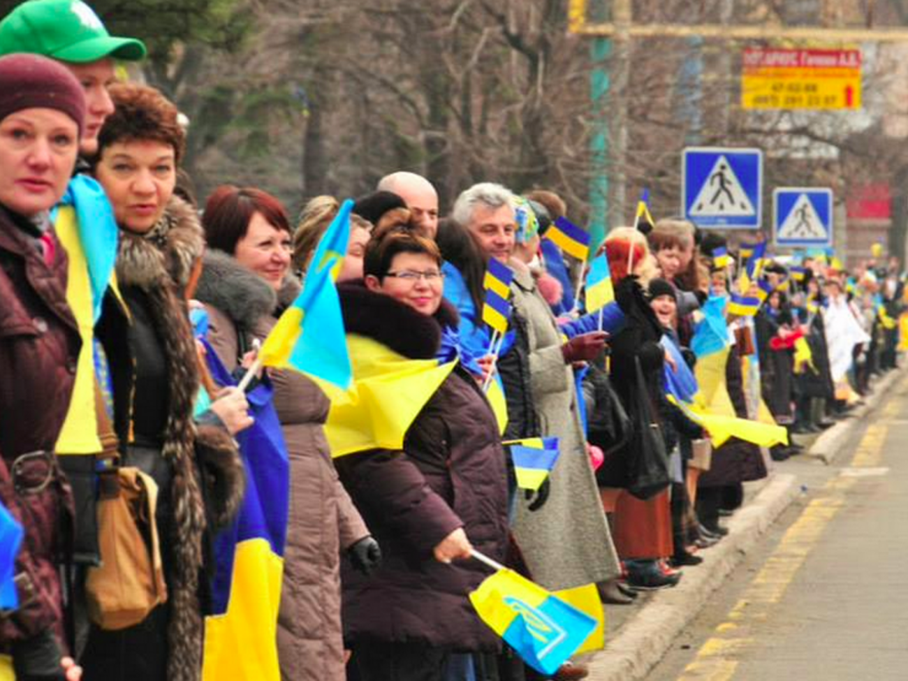 Жители Мариуполя вышли сегодня на митинг под национальными флагами