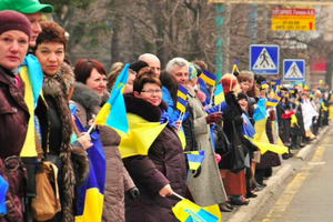 Жители Мариуполя вышли сегодня на митинг под национальными флагами