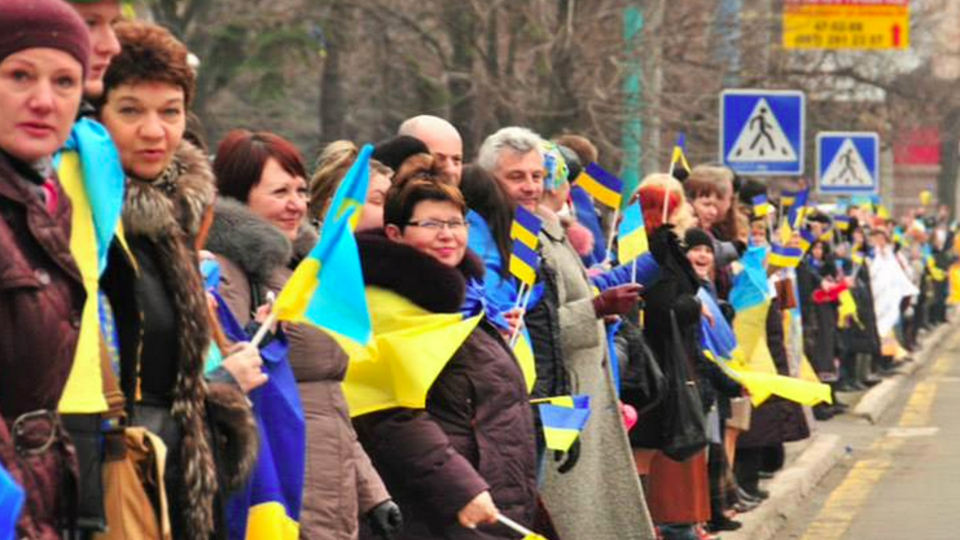 Жители Мариуполя вышли сегодня на митинг под национальными флагами