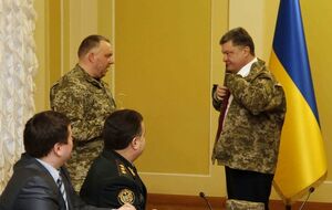 На фото: волонтер и участник АТО Константин Лесник (слева) и президент Украины Петр Порошенко (справа)