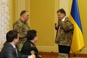 На фото: волонтер и участник АТО Константин Лесник (слева) и президент Украины Петр Порошенко (справа)