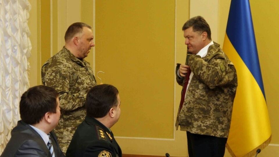 На фото: волонтер и участник АТО Константин Лесник (слева) и президент Украины Петр Порошенко (справа)