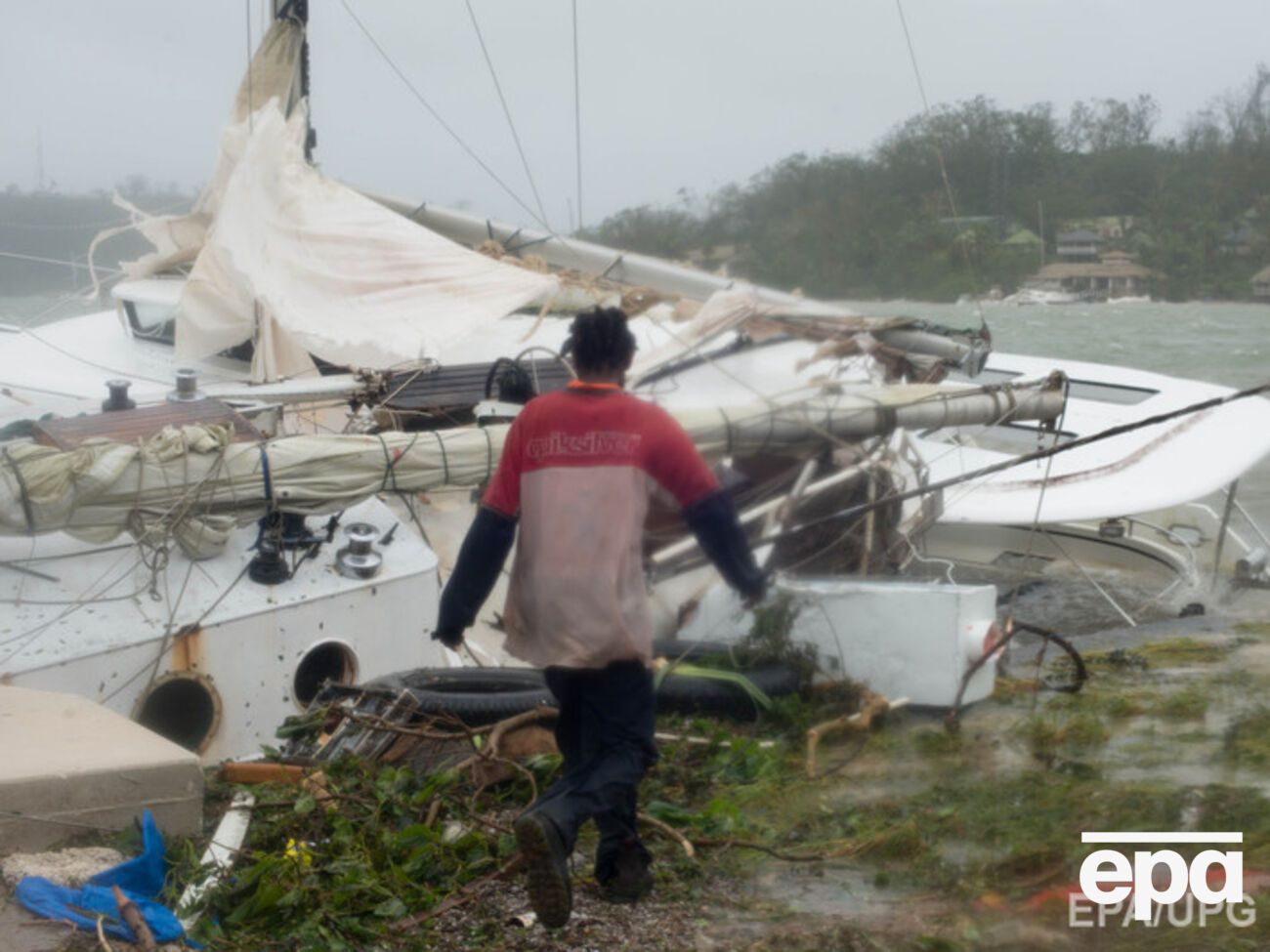 Скорость порывов ветра рядом с эпицентром циклона достигала 270 км/час