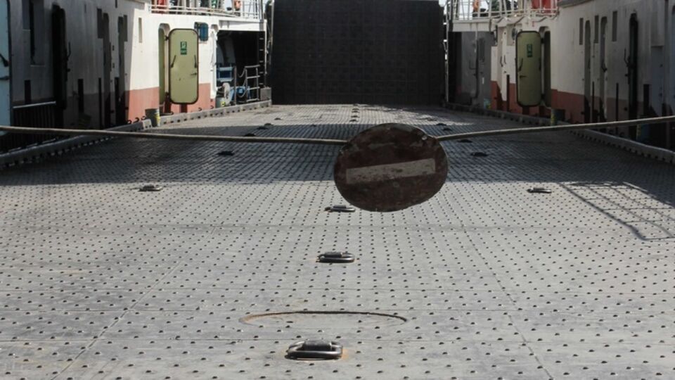 Керченская переправа приостановила работу