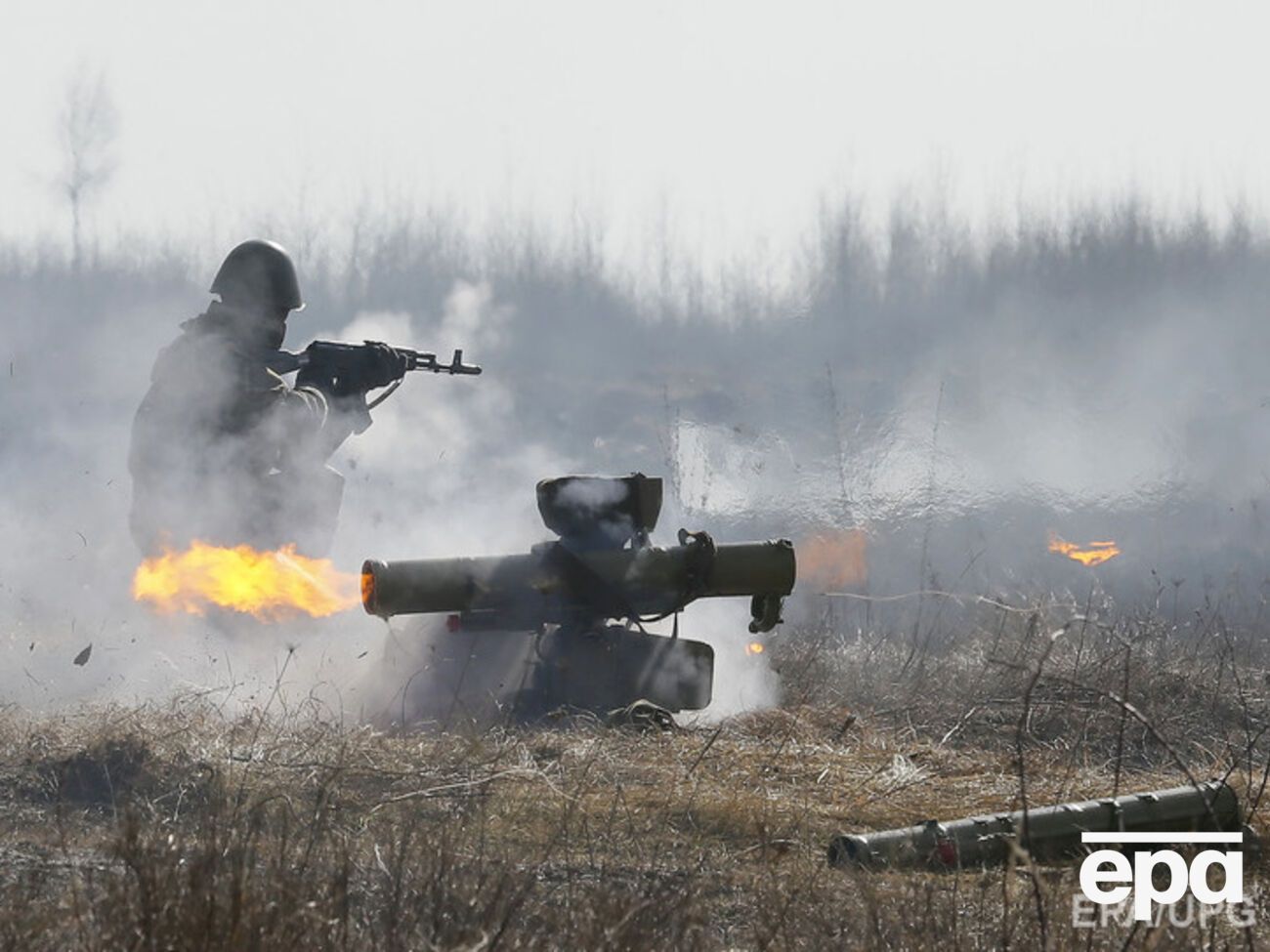 Украинских военных вооружают в основном отечественным оружием, заявил Турчинов