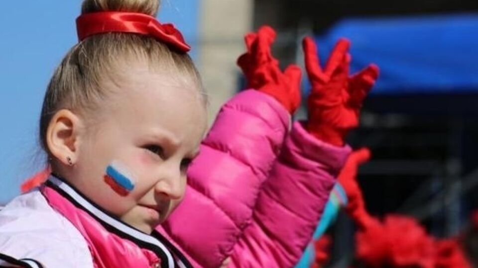 В Симферополе власти вывели детей на пророссийскую демонстрацию. Видео