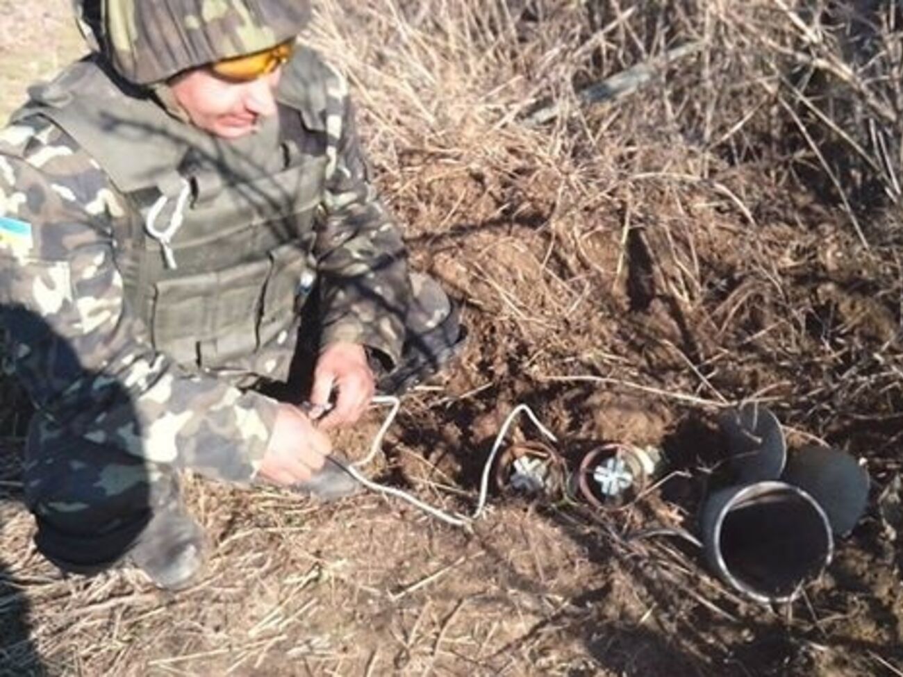 Военные саперы за работой в буферной зоне