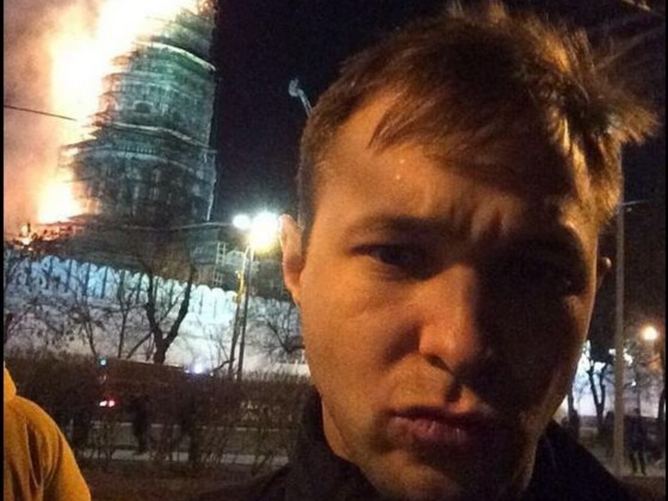 Селфи-дакфейс координатора МГО ЛДПР по Центральному административному округу Москвы&nbsp;на фоне горящего монастыря