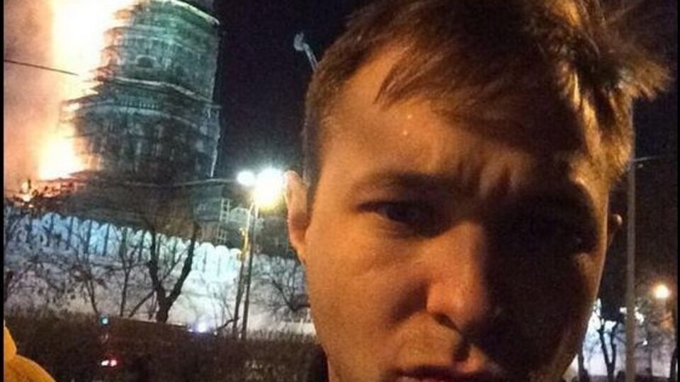 Селфи-дакфейс координатора МГО ЛДПР по Центральному административному округу Москвы на фоне горящего монастыря